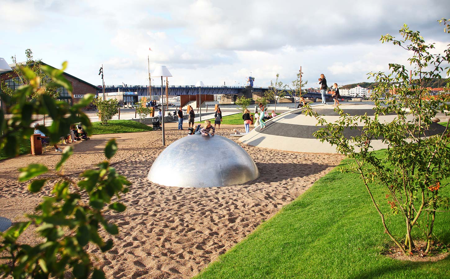 Børn på Aalborg Havnefront