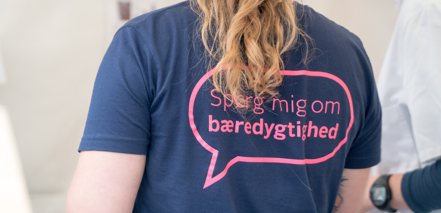 kvinde med talebobbel på ryggen