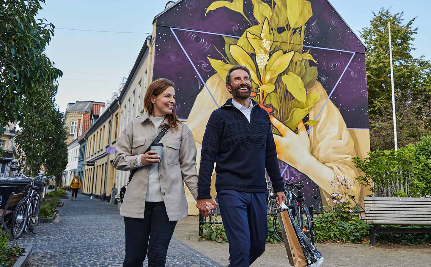Par foran street art i Aalborg