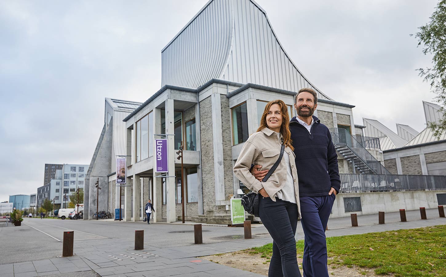 Paar vor dem Utzon Center in Aalborg