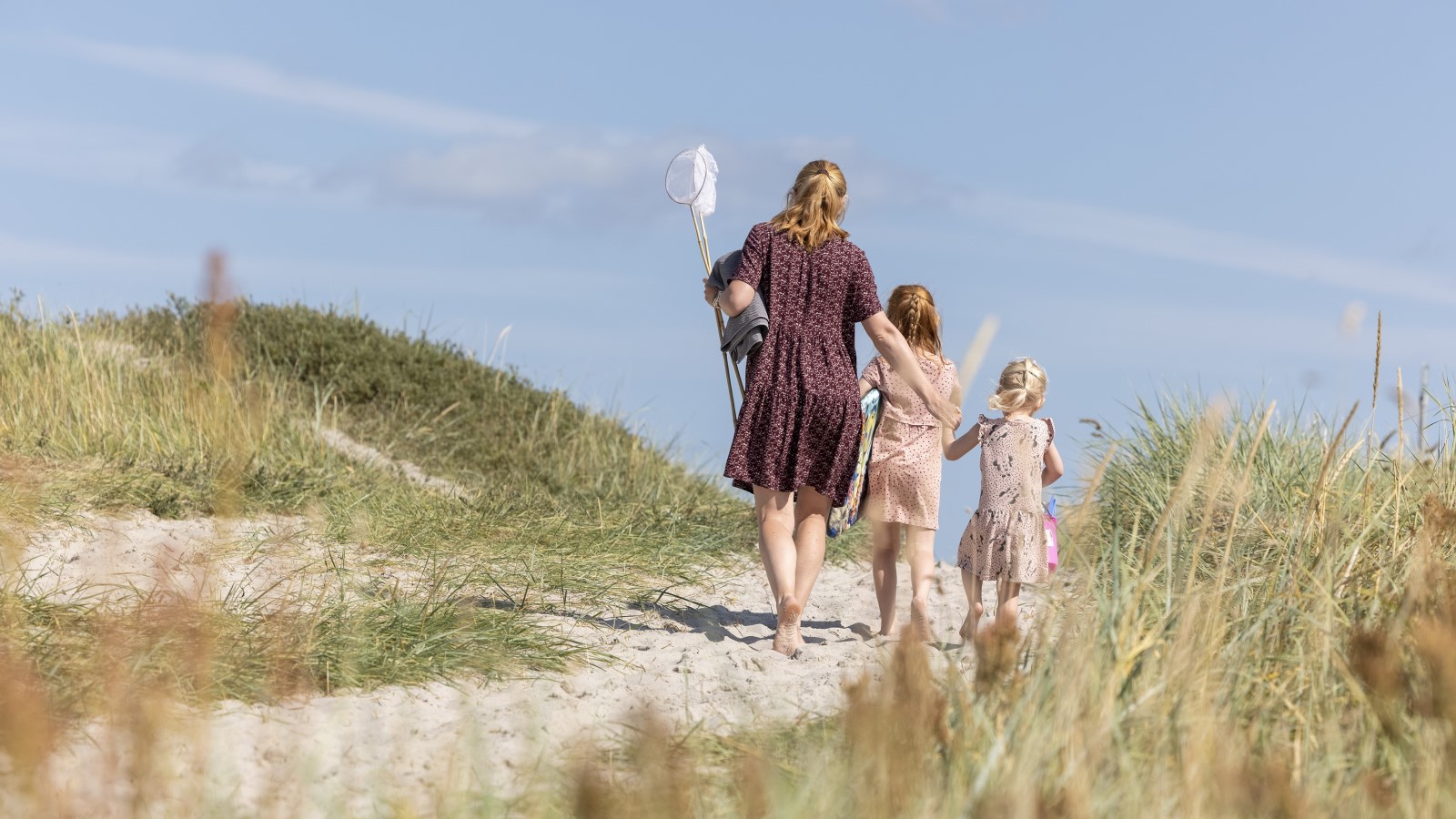 Familie på vej til stranden