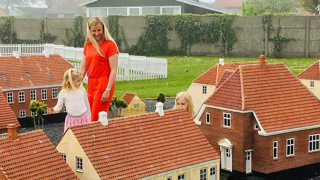 Kvinde og barn går rundt mellem minihusene i Minibyen Sæby