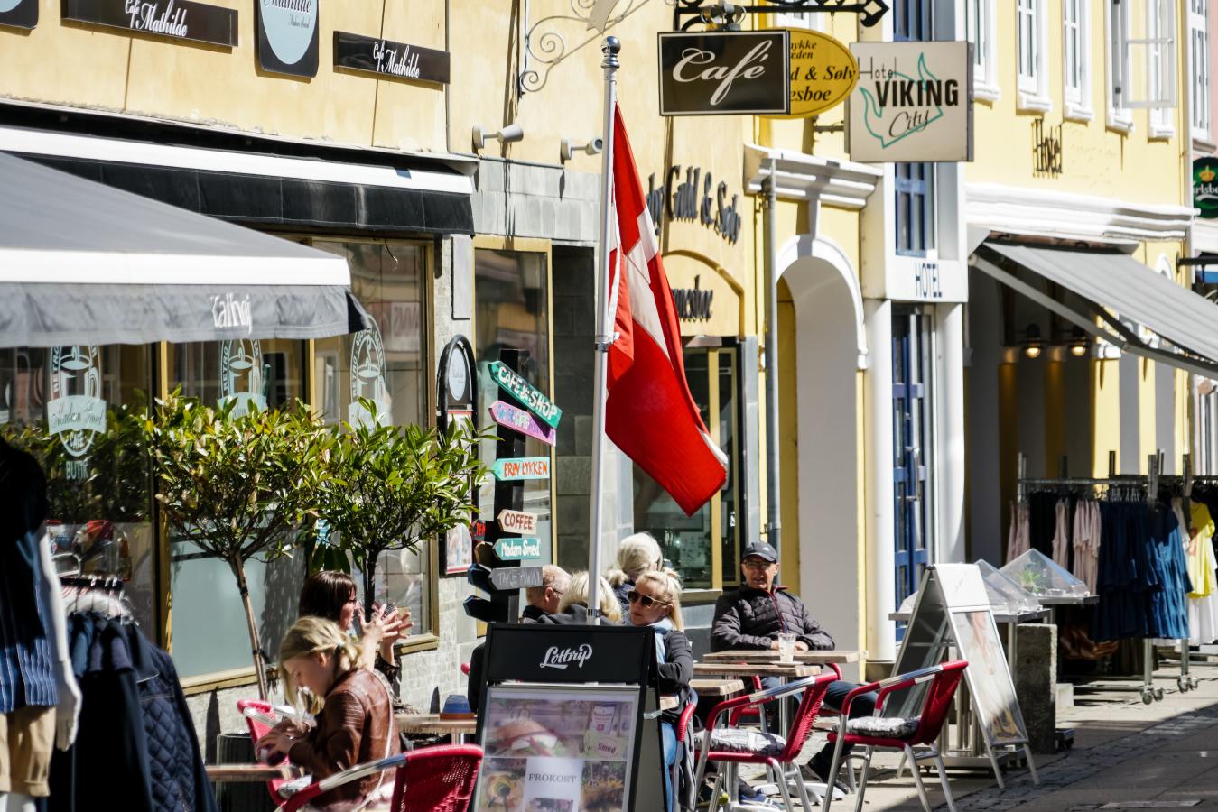Mennesker slapper af udenfor en cafe i Sæby