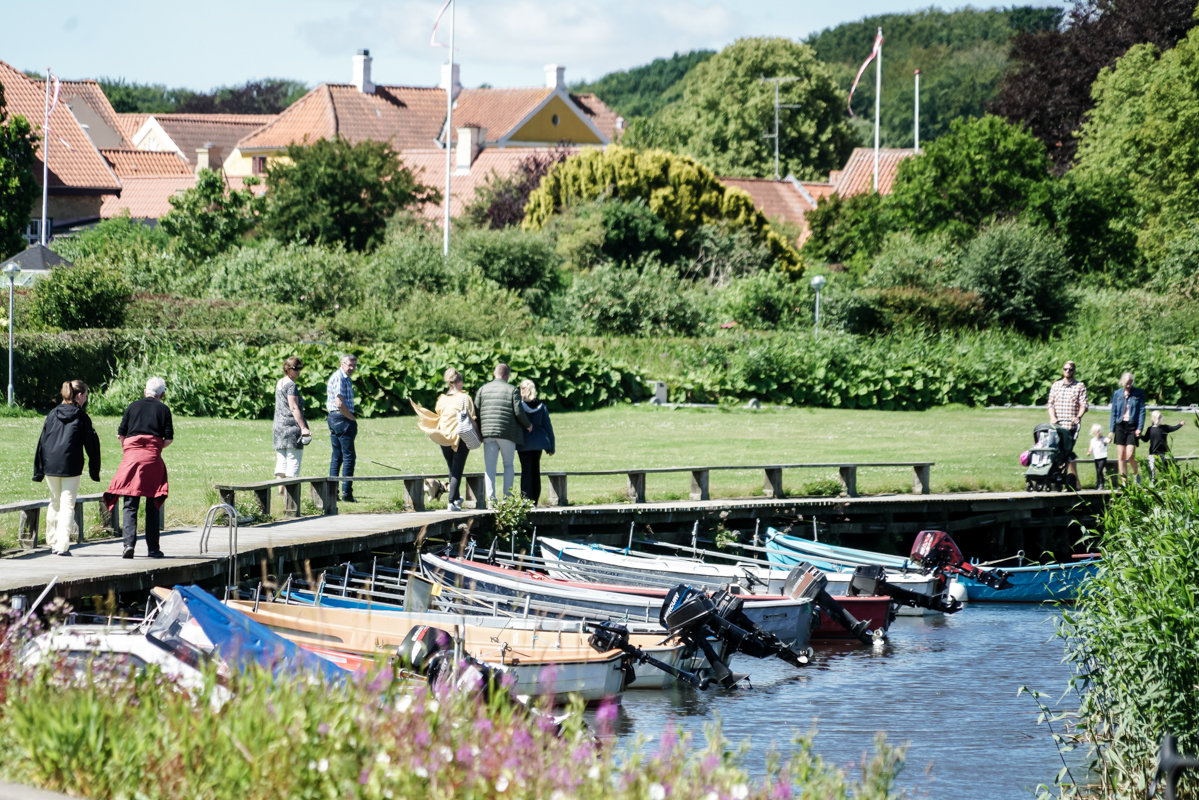 Mennesker der går langs Fiskerstien i Sæby