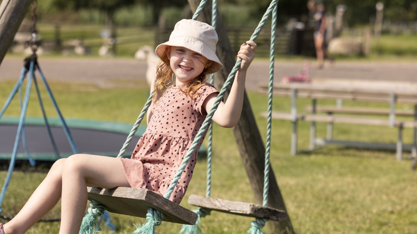 Pige på gynge