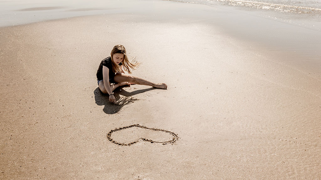 Pige på strand