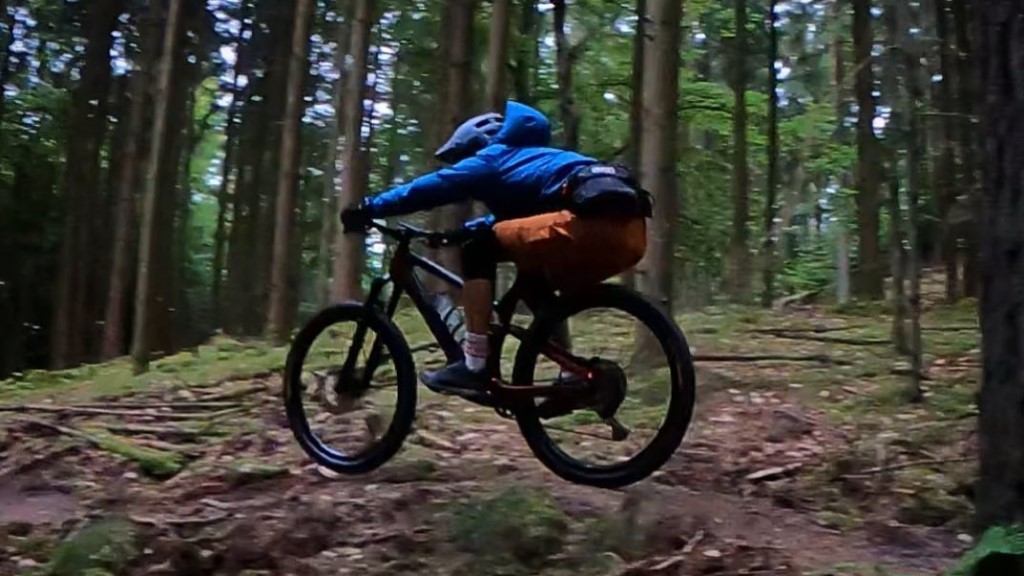 MTB over bakke i skoven