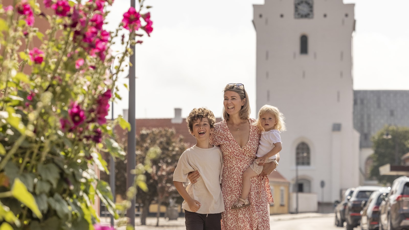 Familie foran Sæby kirke