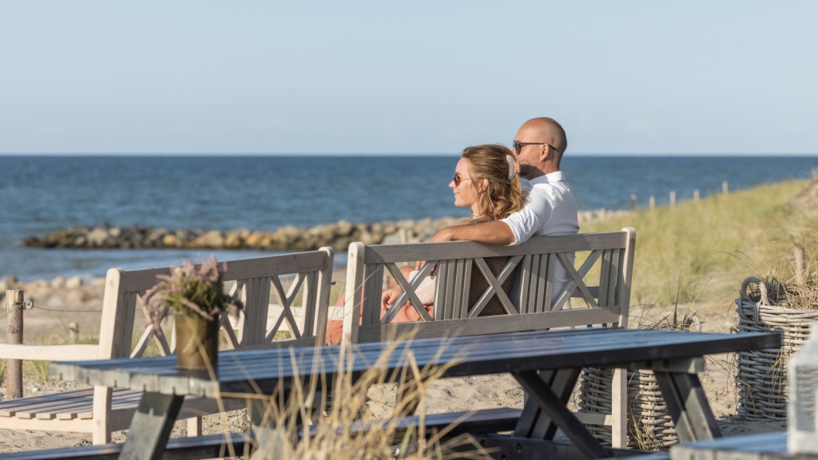 Par på bænk i Skagen