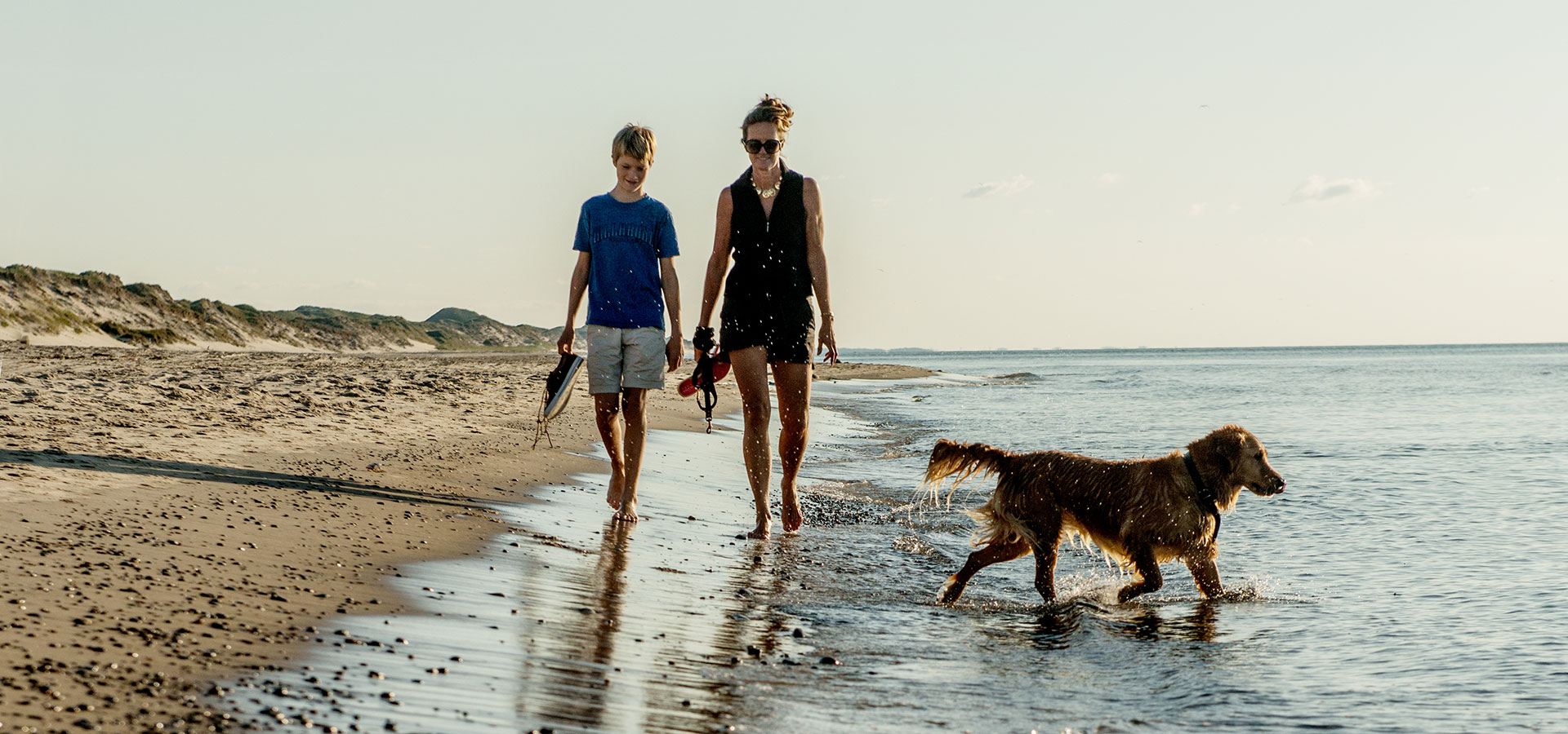 Mor, barn og hund på Skagen Strand