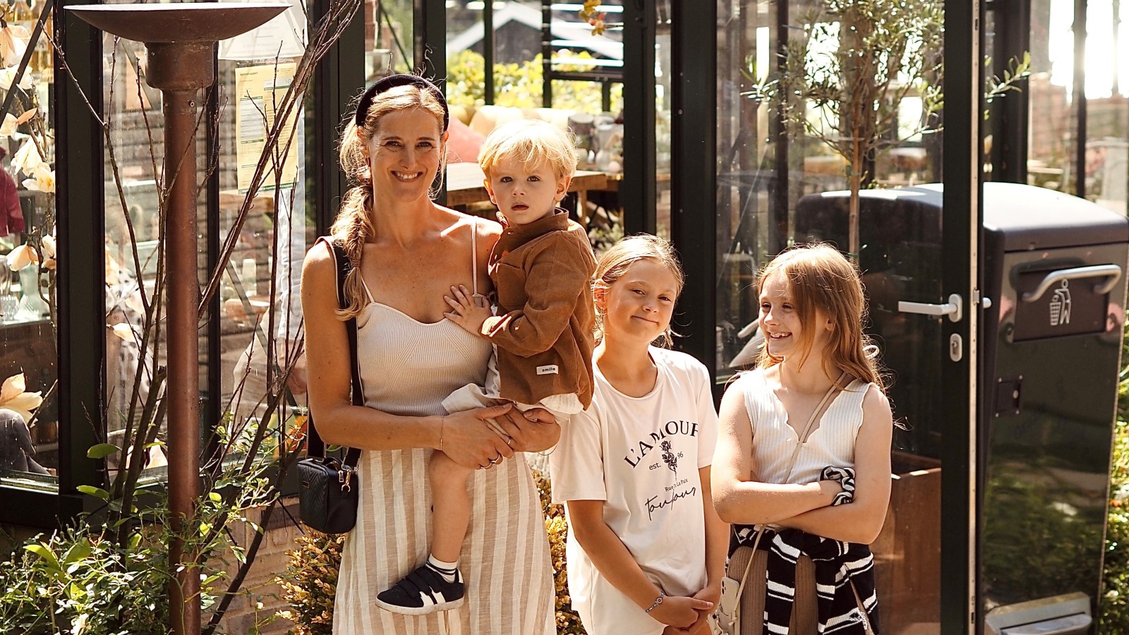 Diana Aud og familien foran Penny Lane