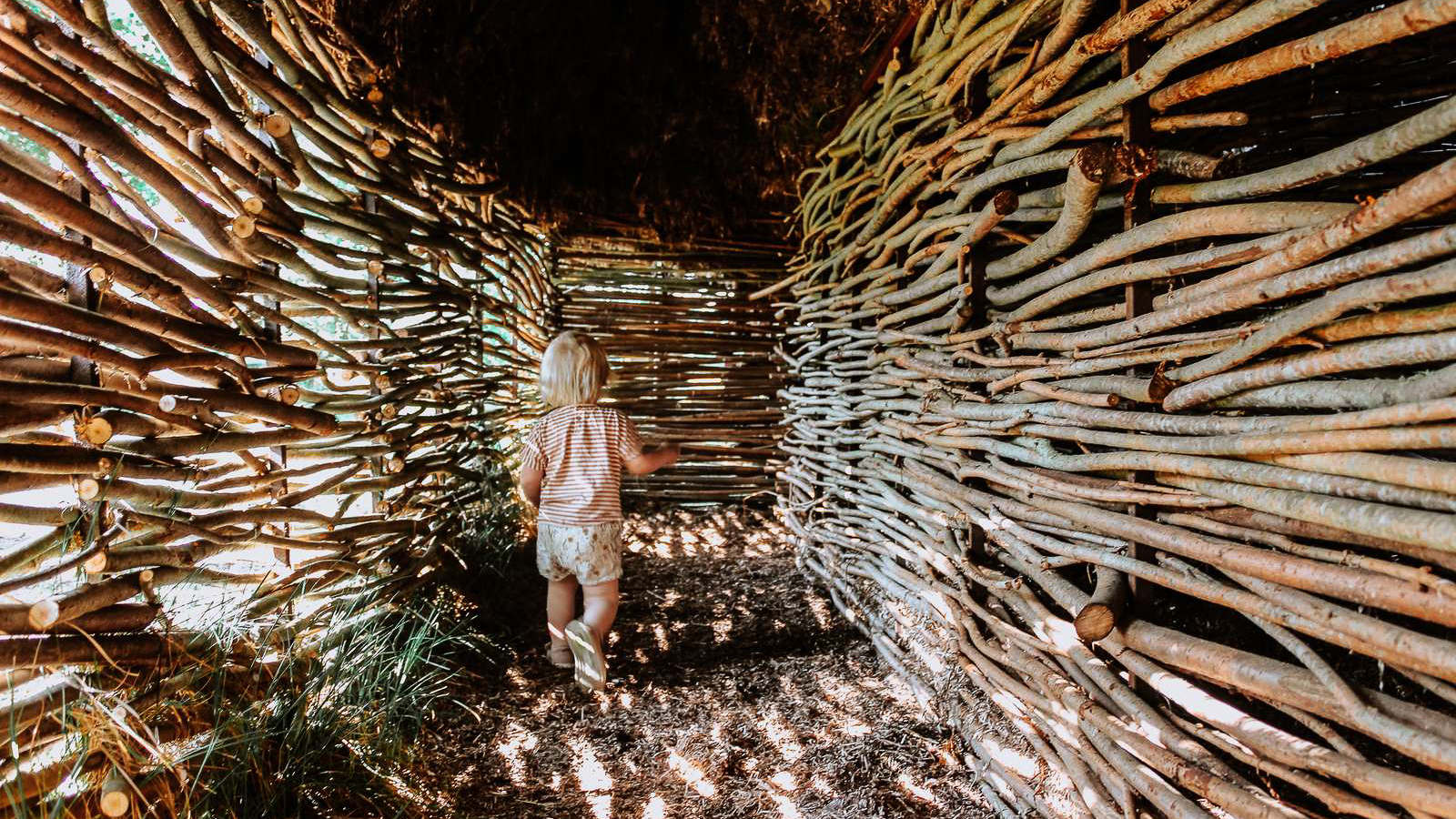 Et barn i Læsø Labyrinten