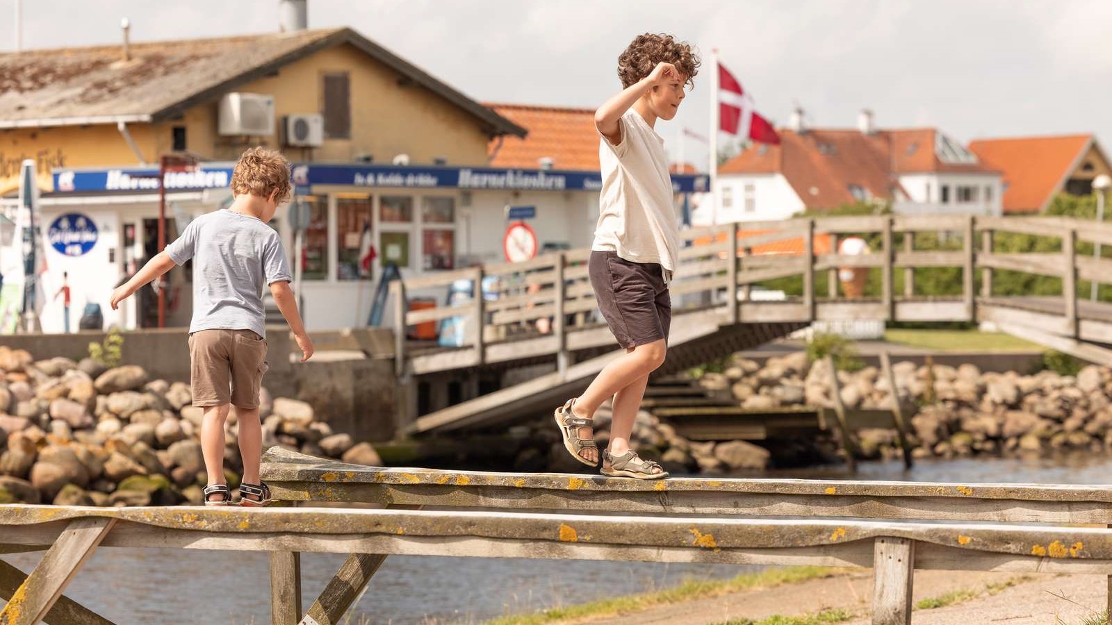 Drenge på Sæby havn
