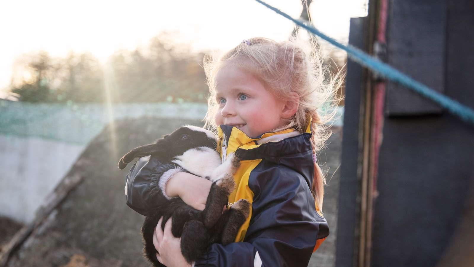 Piger der holder en kanin i Storhaven på Læsø