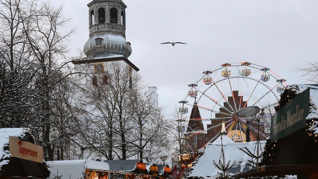 Julemarked på gammeltorv med pariserhjul i fokus 