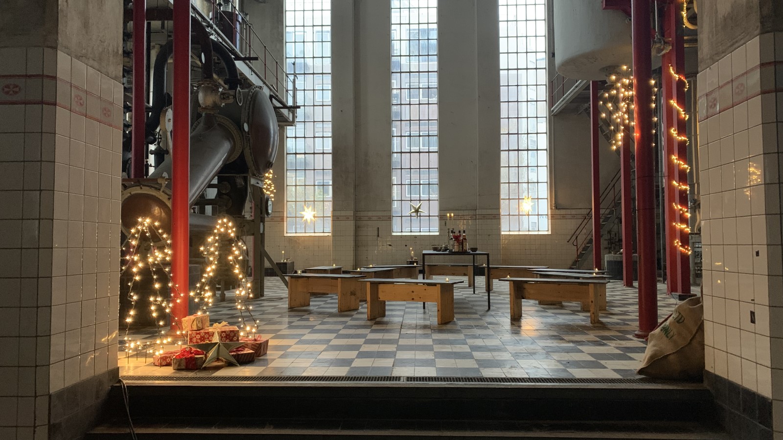 En julepyntet spritfabrik