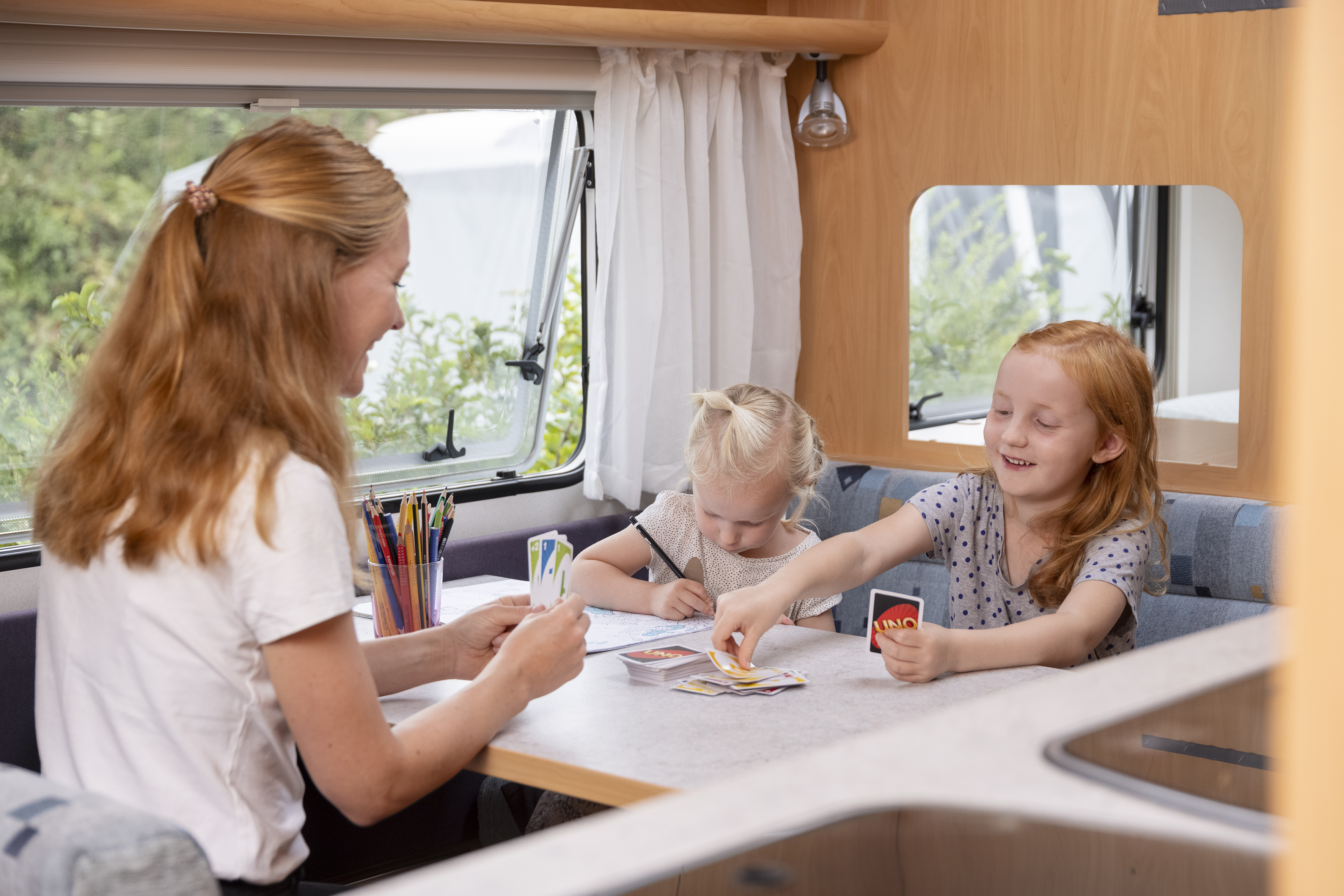 Familie i campingvogn 
