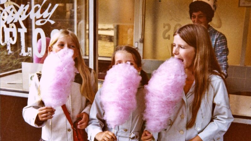 Piger der spiser candyfloss i Karolinelund