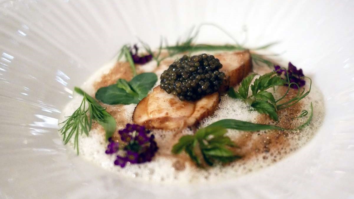 Havtaske med pighvarsauce, muslingeskum og kaviar.