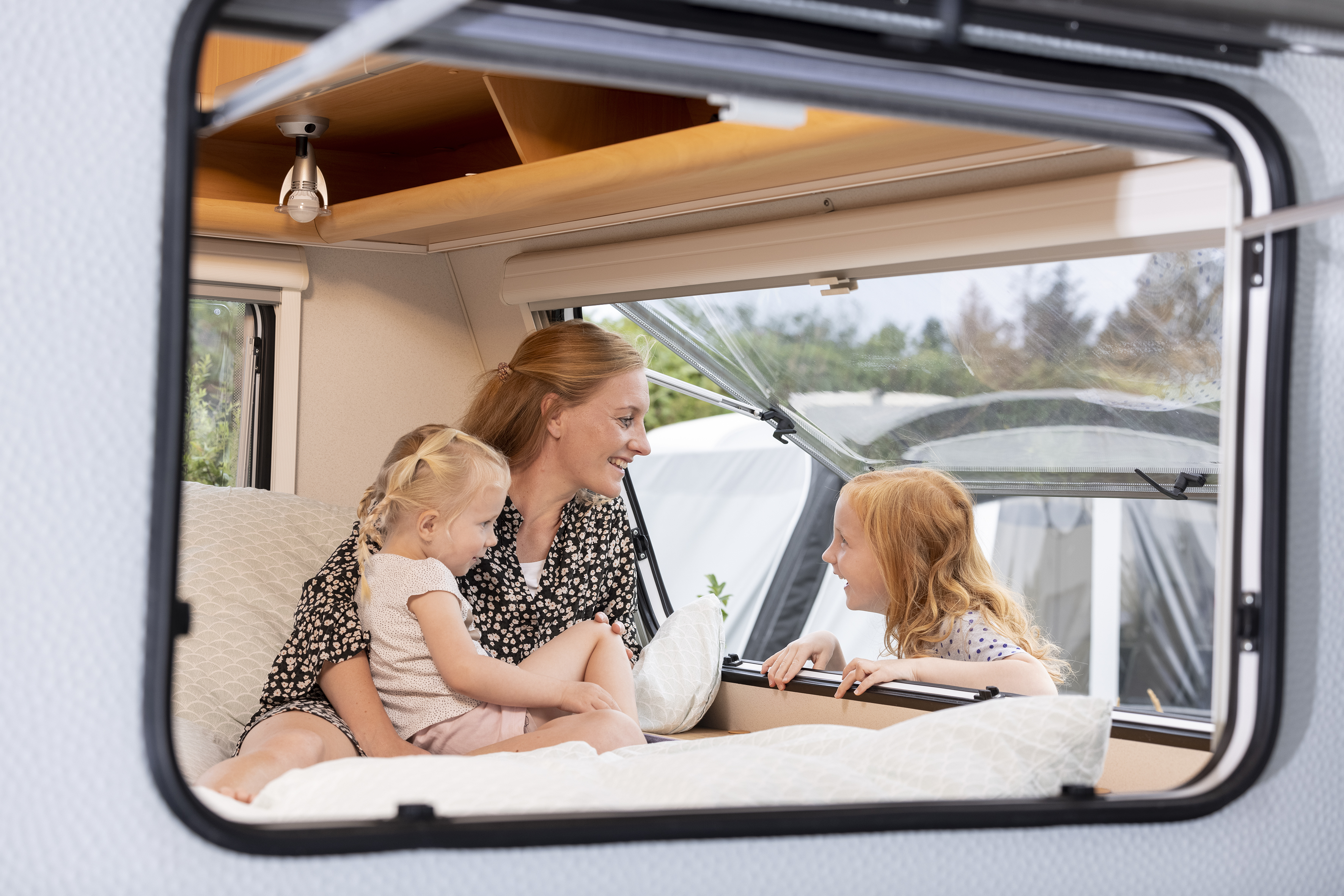 Familie i campingvogn