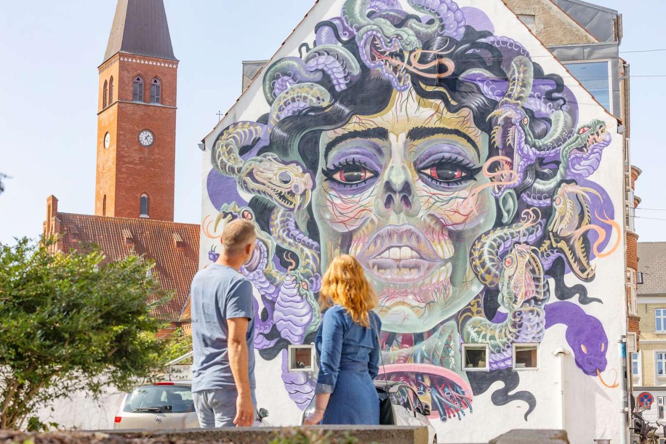 Par foran Street art i Aalborg