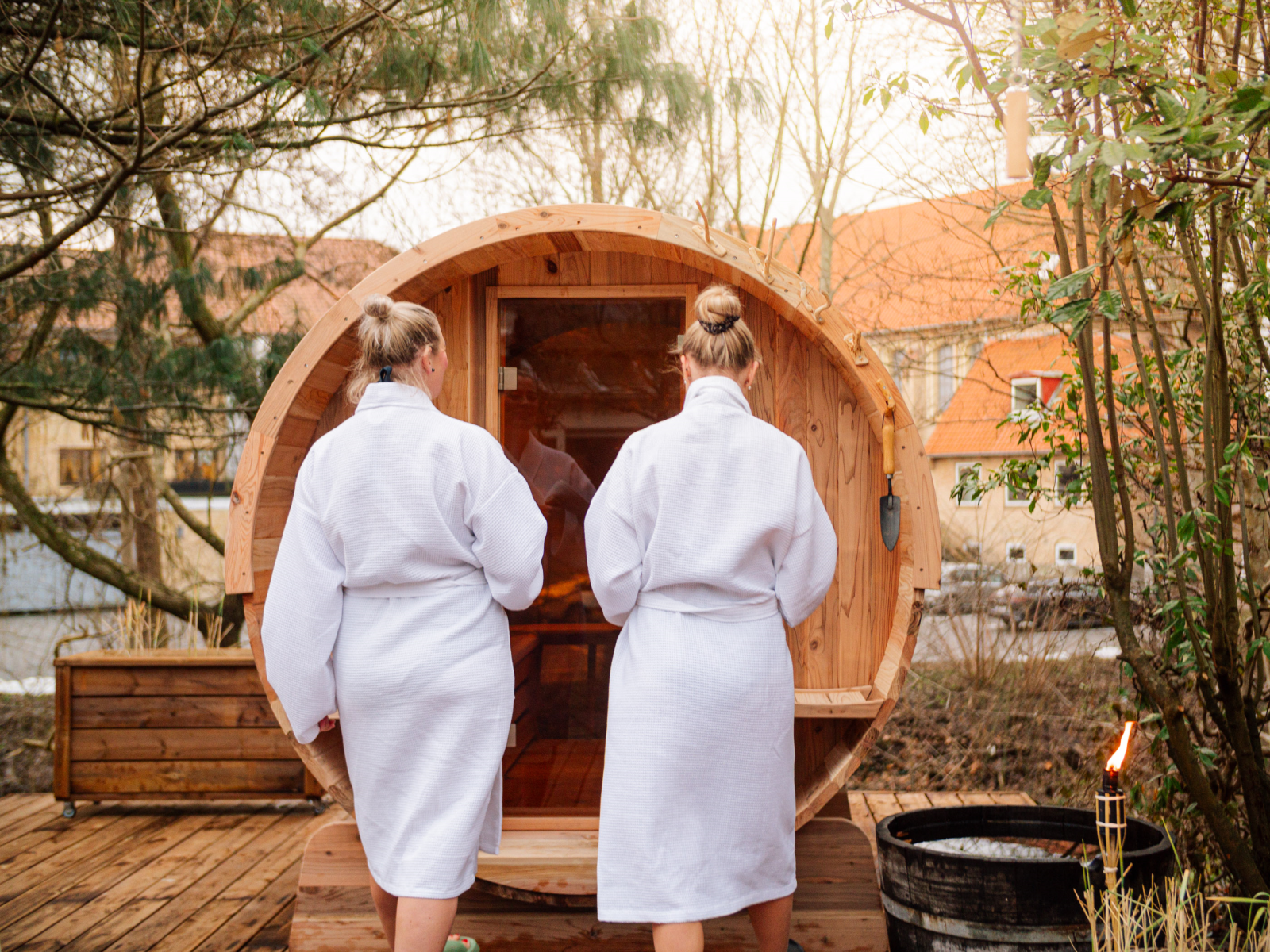 To veninder foran Spa Retreat Hotel Aahoej