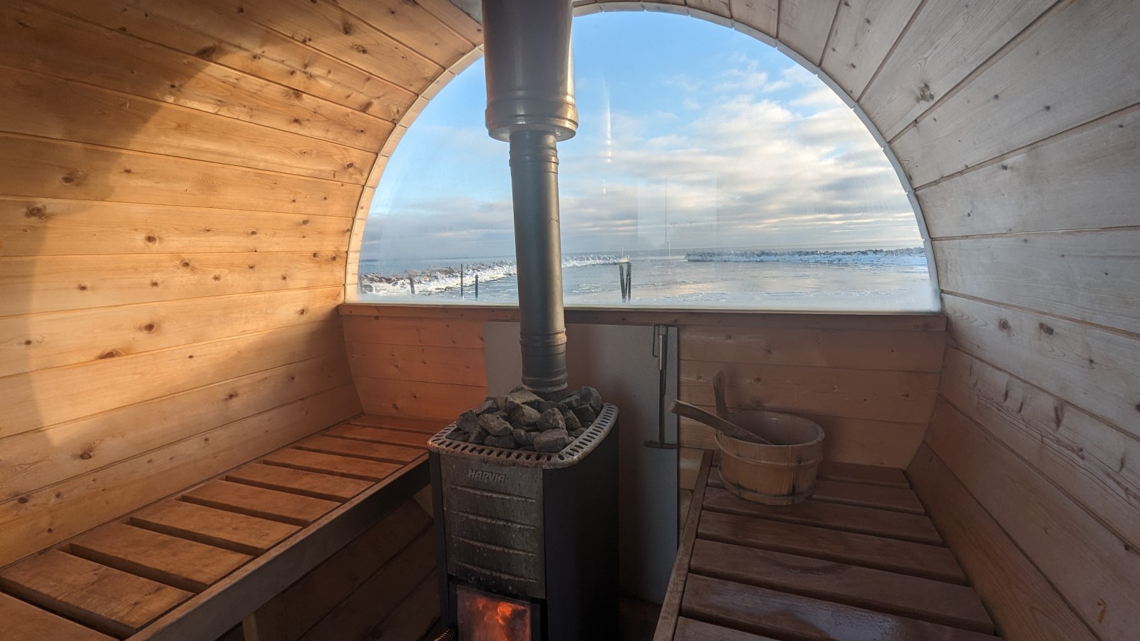 Hou Havne bad, set indenfra den mobile sauna