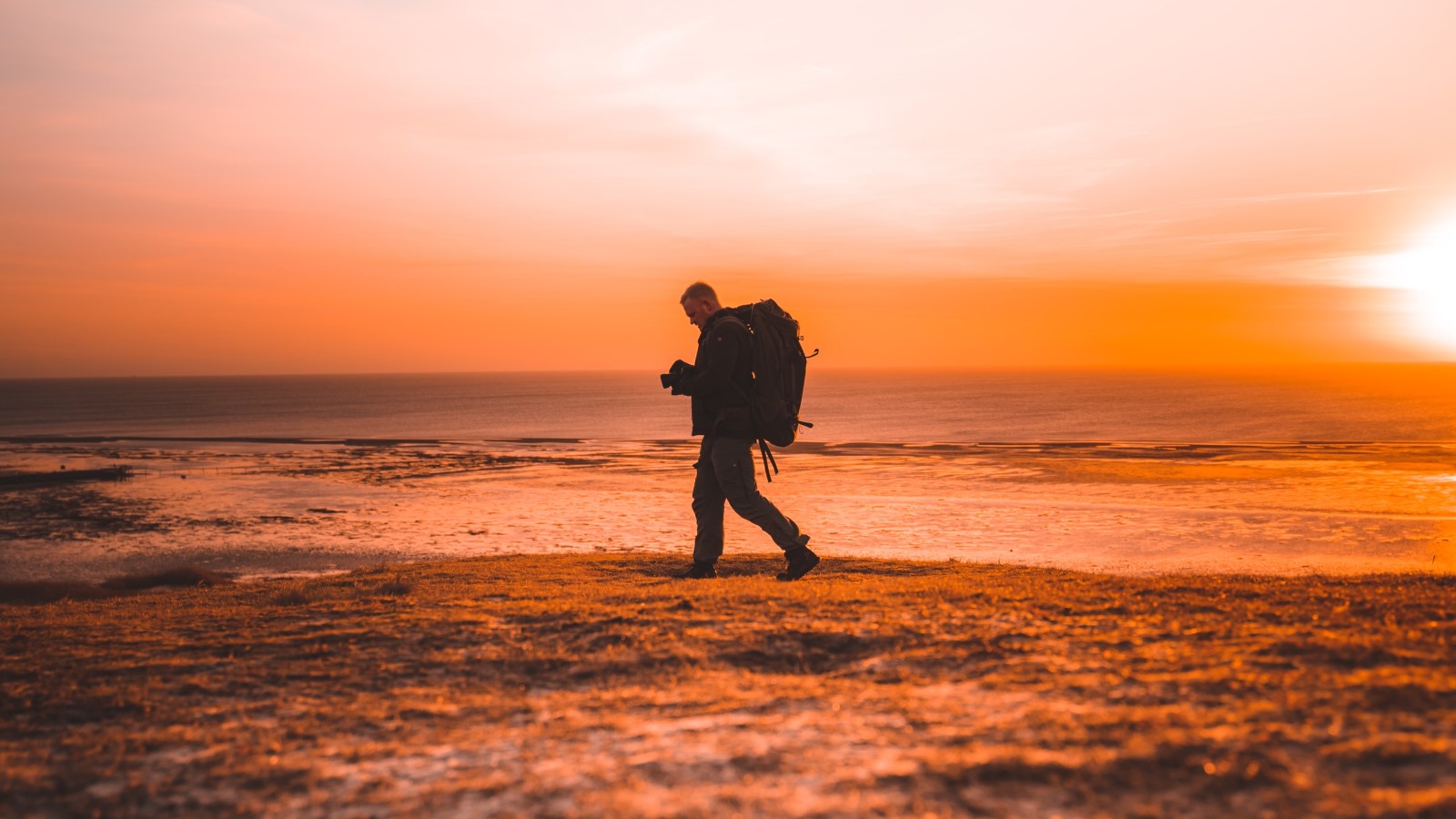 Mand der vandrer i morgensolen