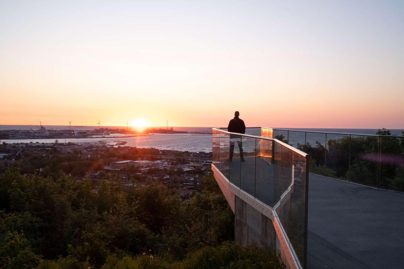 Mand der står på Pikkerbakken