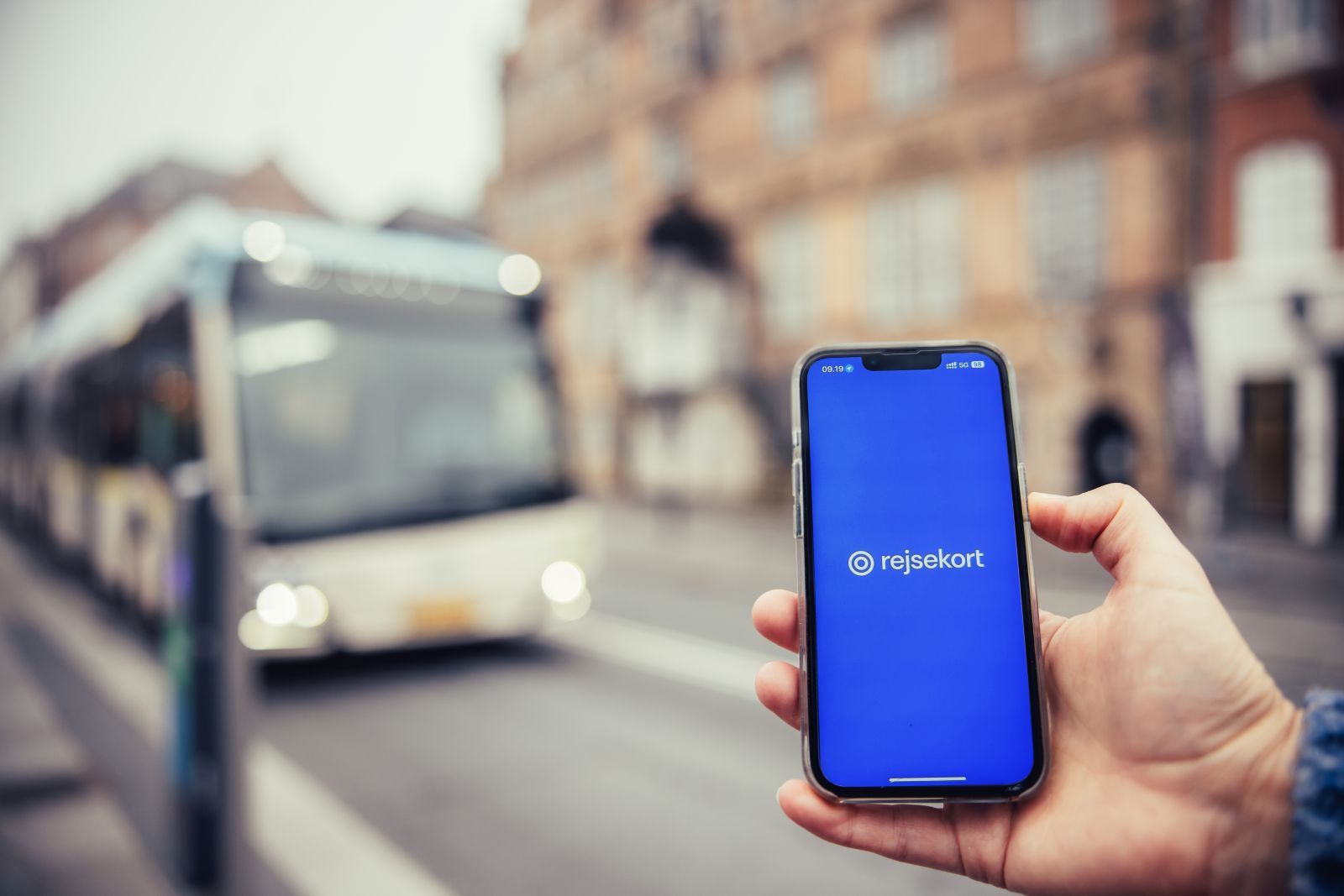 Rejsekortet på mobil foran busstoppested