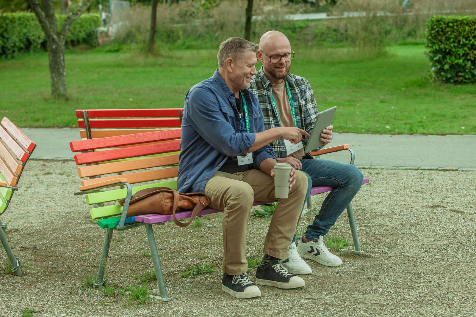 To mænd på en regnbue bænk