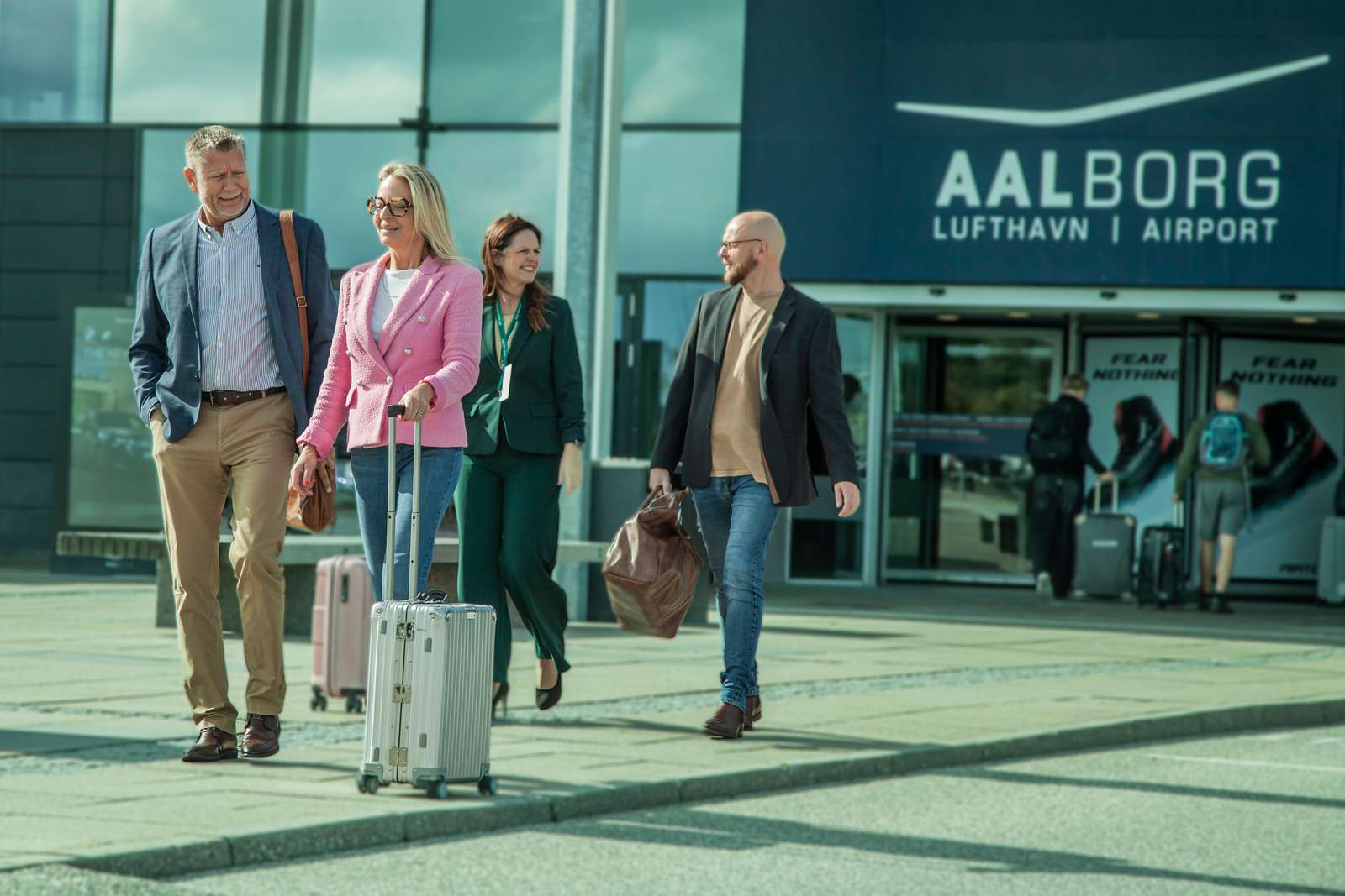 Fire konferencegæster udenfor Aalborg lufthavn