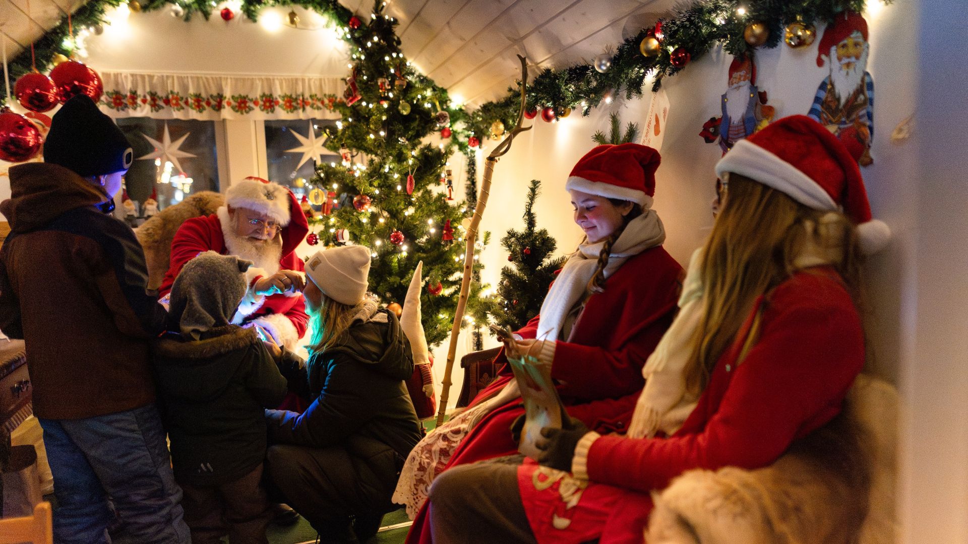Julemanden sammen med julenisser i Frederikshavn
