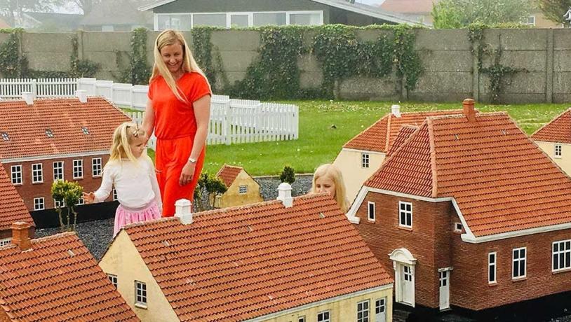 Kvinde og barn går rundt mellem minihusene i Minibyen Sæby