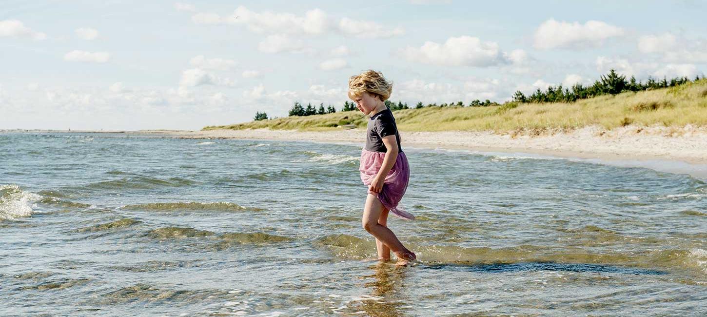 Pige på strand