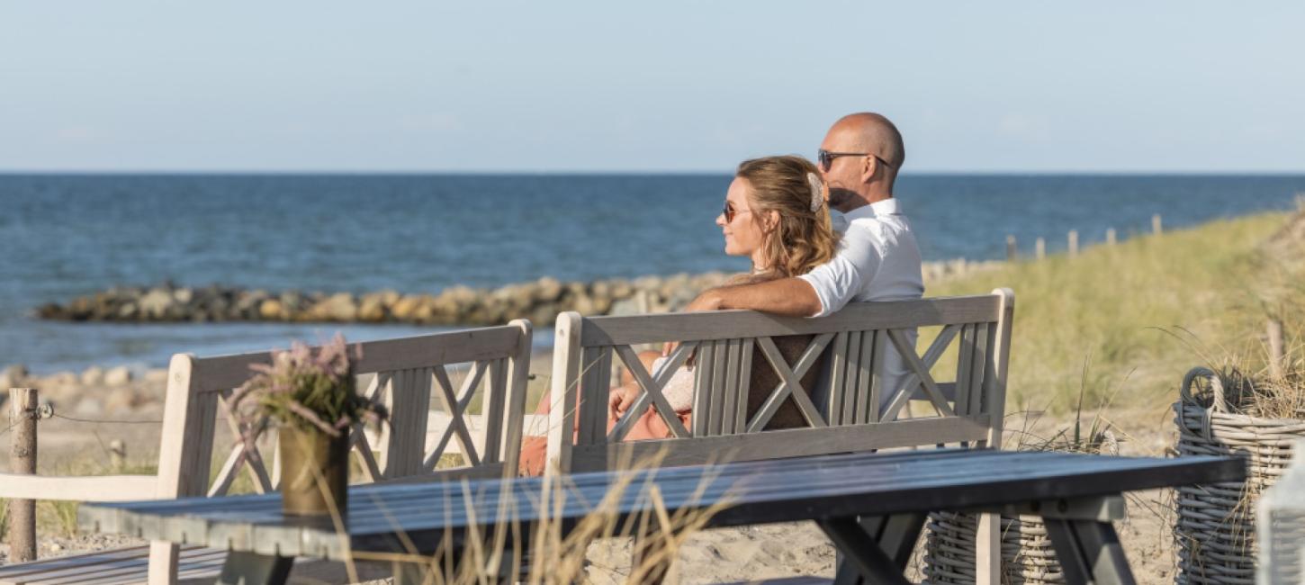 Par på bænk i Skagen