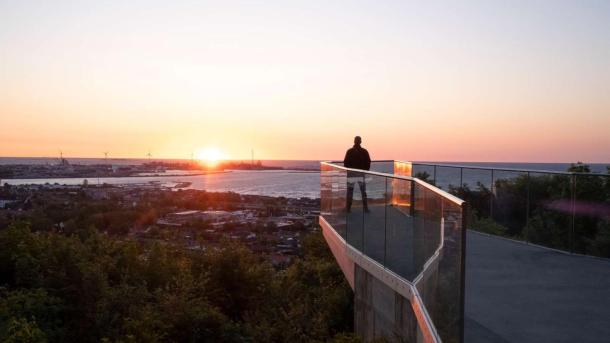 Mand der står på Pikkerbakken