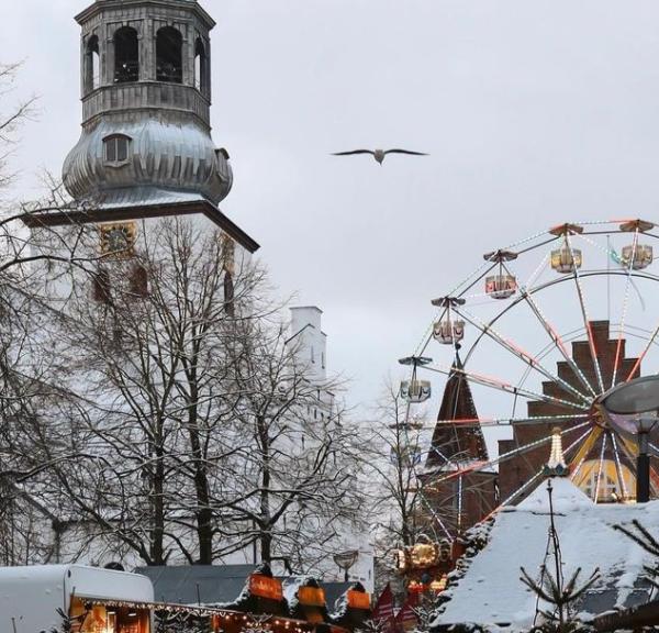 Julemarked på gammeltorv med pariserhjul i fokus 