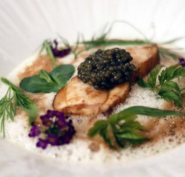 Havtaske med pighvarsauce, muslingeskum og kaviar.