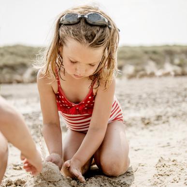 Pige på strand