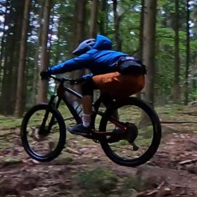 MTB over bakke i skoven