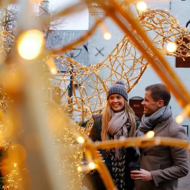Par på Budolfi plads til jul